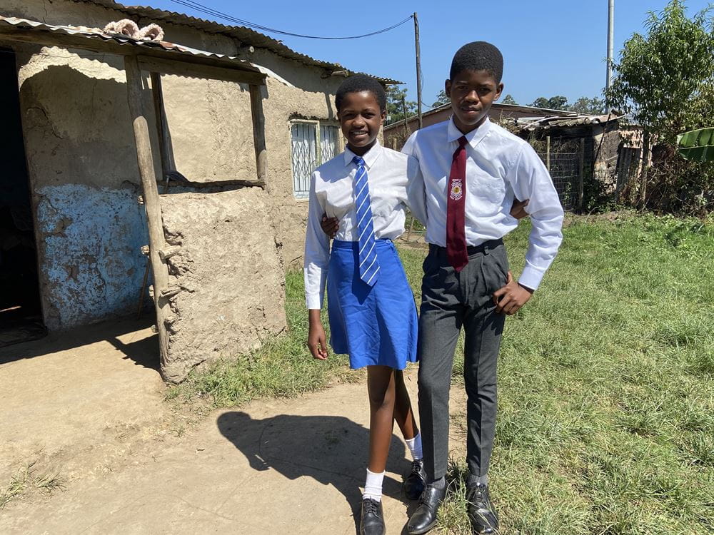 Südafrika: Reportage-Reise Anne Becker - Bandile und Zandile in Schuluniform Südafrika: Reportage-Reise Anne Becker - Bandile und Zandile in Schuluniform