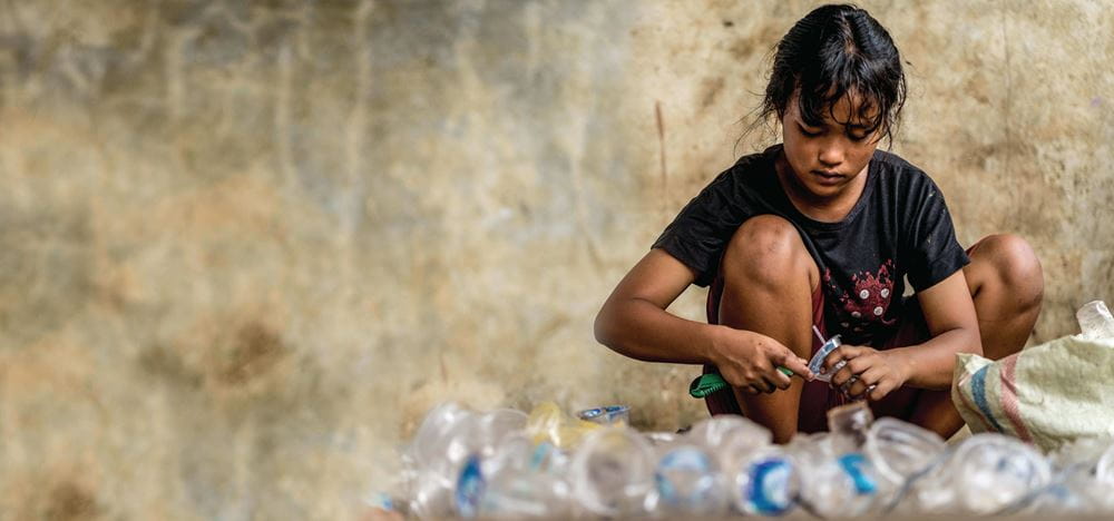 Jesi - sie wäscht den gesammelten Müll Jesi - sie wäscht den gesammelten Müll