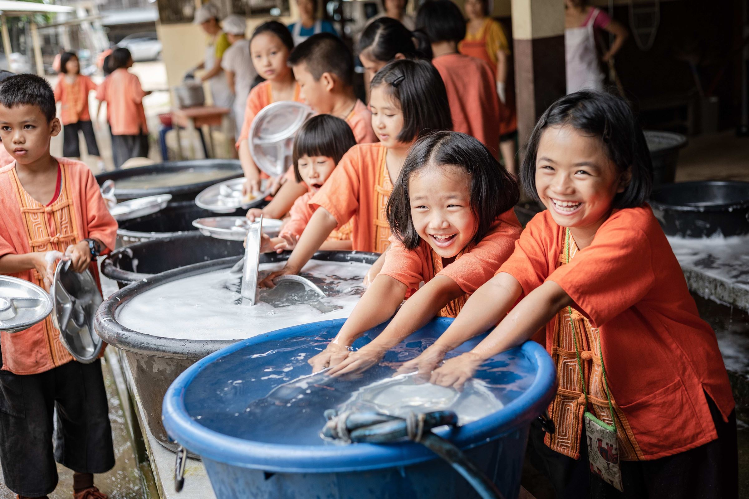 Kinder in Thailand waschen Geschirr. (Foto: Jakob Studnar) Kinder in Thailand waschen Geschirr. (Foto: Jakob Studnar)