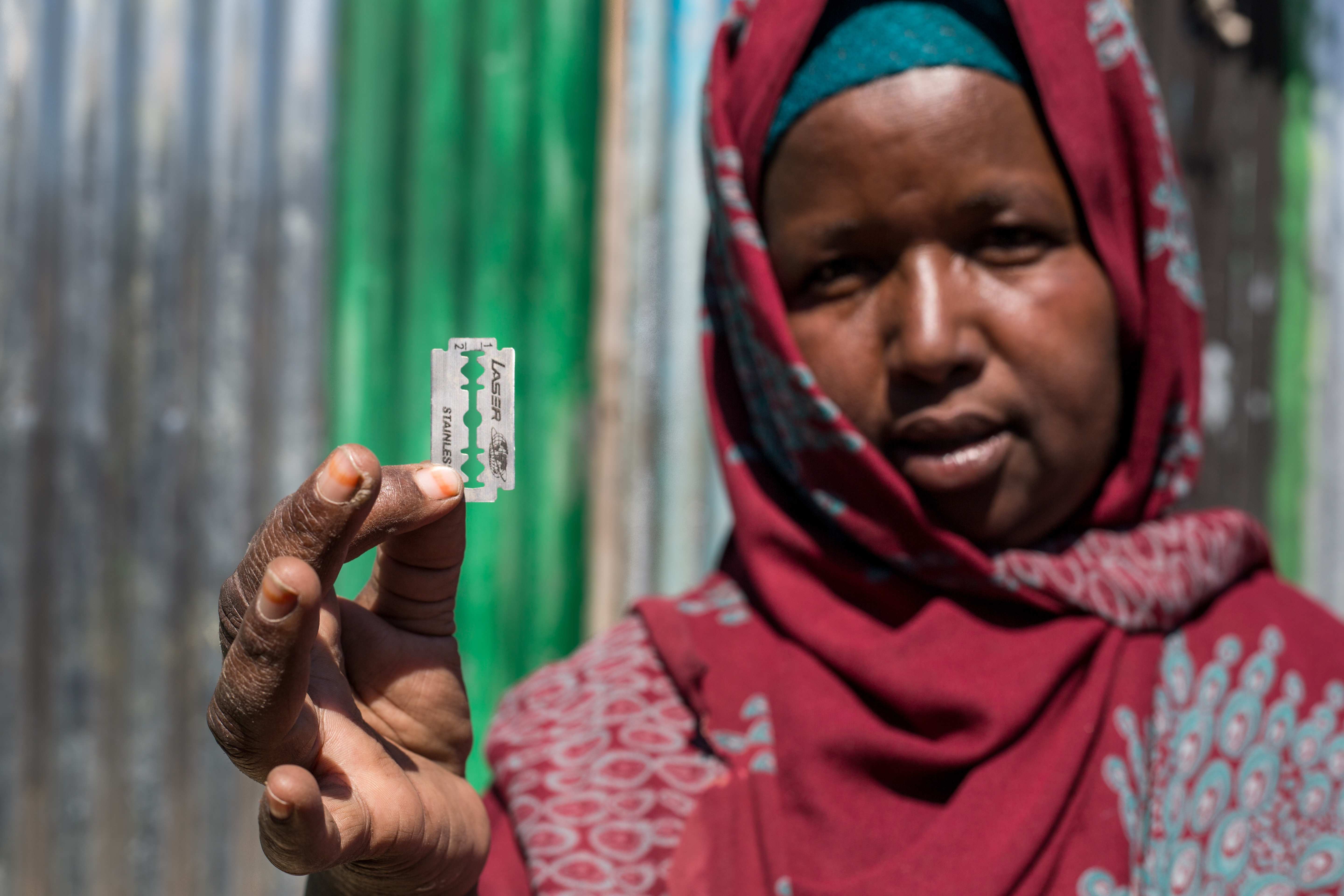 Khadra - mit Rasierklinge - arbeitete 20 Jahre als Beschneiderin Khadra - mit Rasierklinge - arbeitete 20 Jahre als Beschneiderin