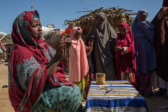 Khadra mit Nadel, Faden und Rasierklinge, mit denen sie früher unzählige Mädchen verstümmelt hat (Quelle:Mustafa Saeed, Fairpicture) Khadra mit Nadel, Faden und Rasierklinge, mit denen sie früher unzählige Mädchen verstümmelt hat (Quelle: Mustafa Saeed, Fairpicture)