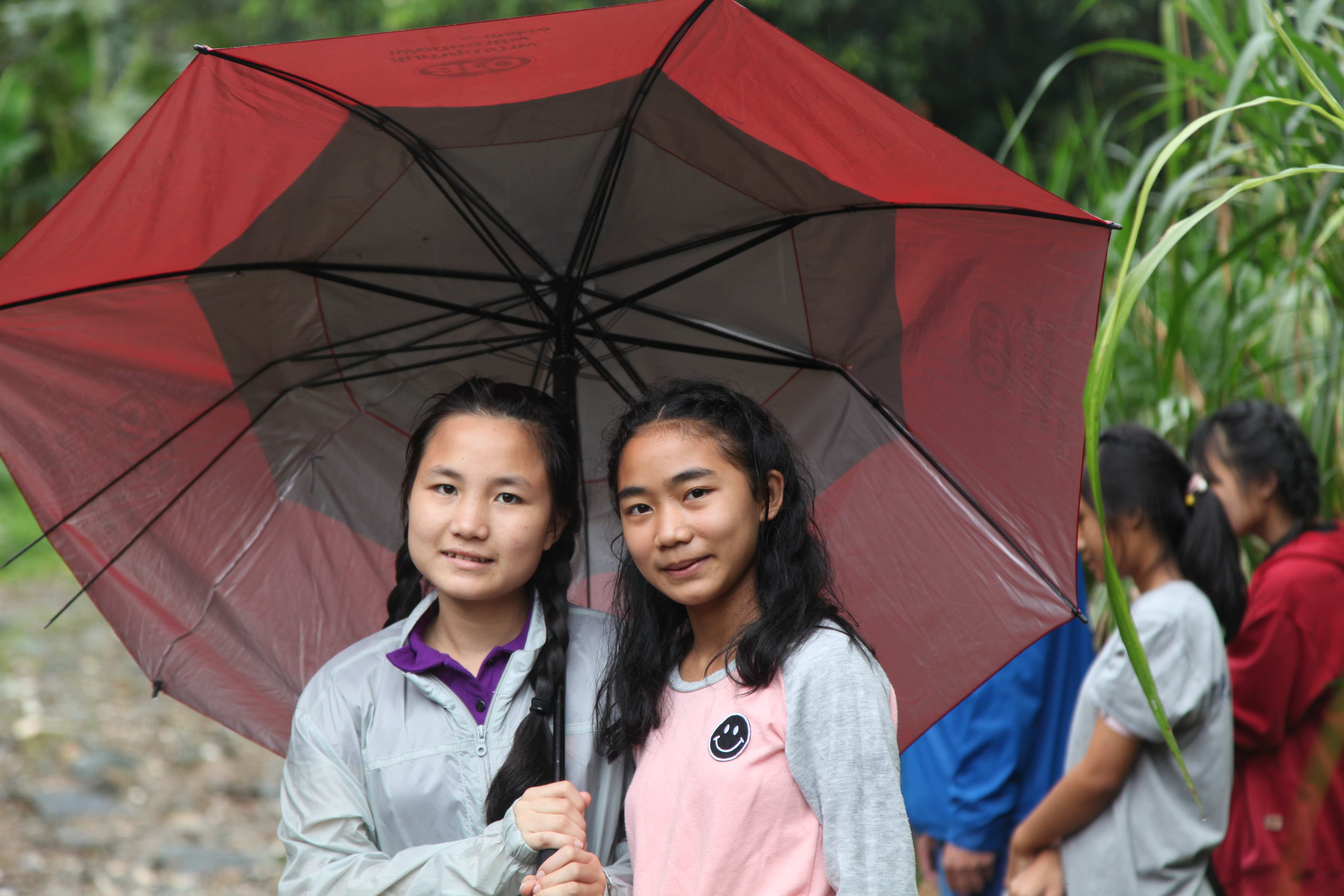 Zwei Mädchen teilen sich einen Regenschirm in Thailand. (Quelle: Kindernothilfe) Zwei Mädchen teilen sich einen Regenschirm in Thailand. (Quelle: Kindernothilfe)