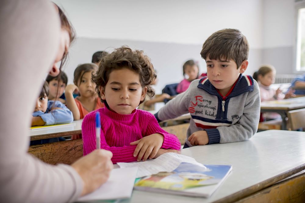 Zwei Kinder sitzen zusammen an einem Tisch in einem Klassenraum. Quelle: Jakob Studnar Zwei Kinder sitzen zusammen an einem Tisch in einem Klassenraum. Quelle: Jakob Studnar