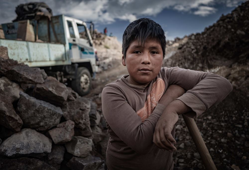 Junge arbeitet im Steinbruch (Quelle: Jakob Studnar) Junge arbeitet im Steinbruch (Quelle: Jakob Studnar)