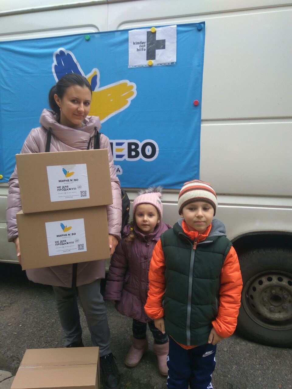 Eine Mutter aus der Ukraine erhält eine Nahrungsmittelbox für Kinder. (Quelle: Myrne Nebo) Eine Mutter aus der Ukraine erhält eine Nahrungsmittelbox für Kinder. (Quelle: Myrne Nebo)