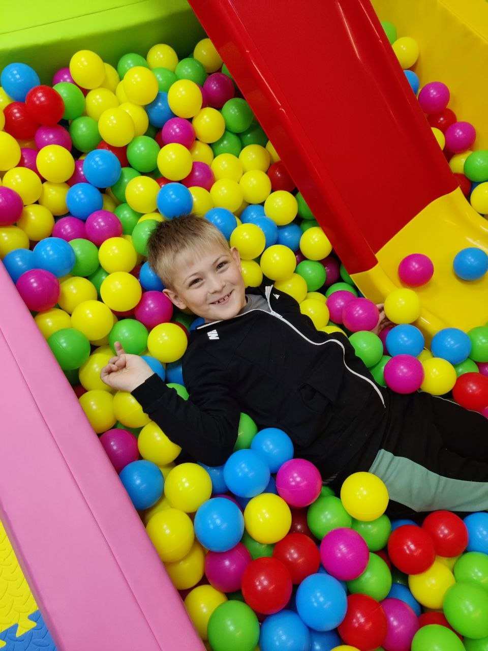 Ein Junge aus Charkiw spielt in einem Bällebad. (Quelle: Myrne Nebo) Ein Junge aus Charkiw spielt in einem Bällebad. (Quelle: Myrne Nebo)
