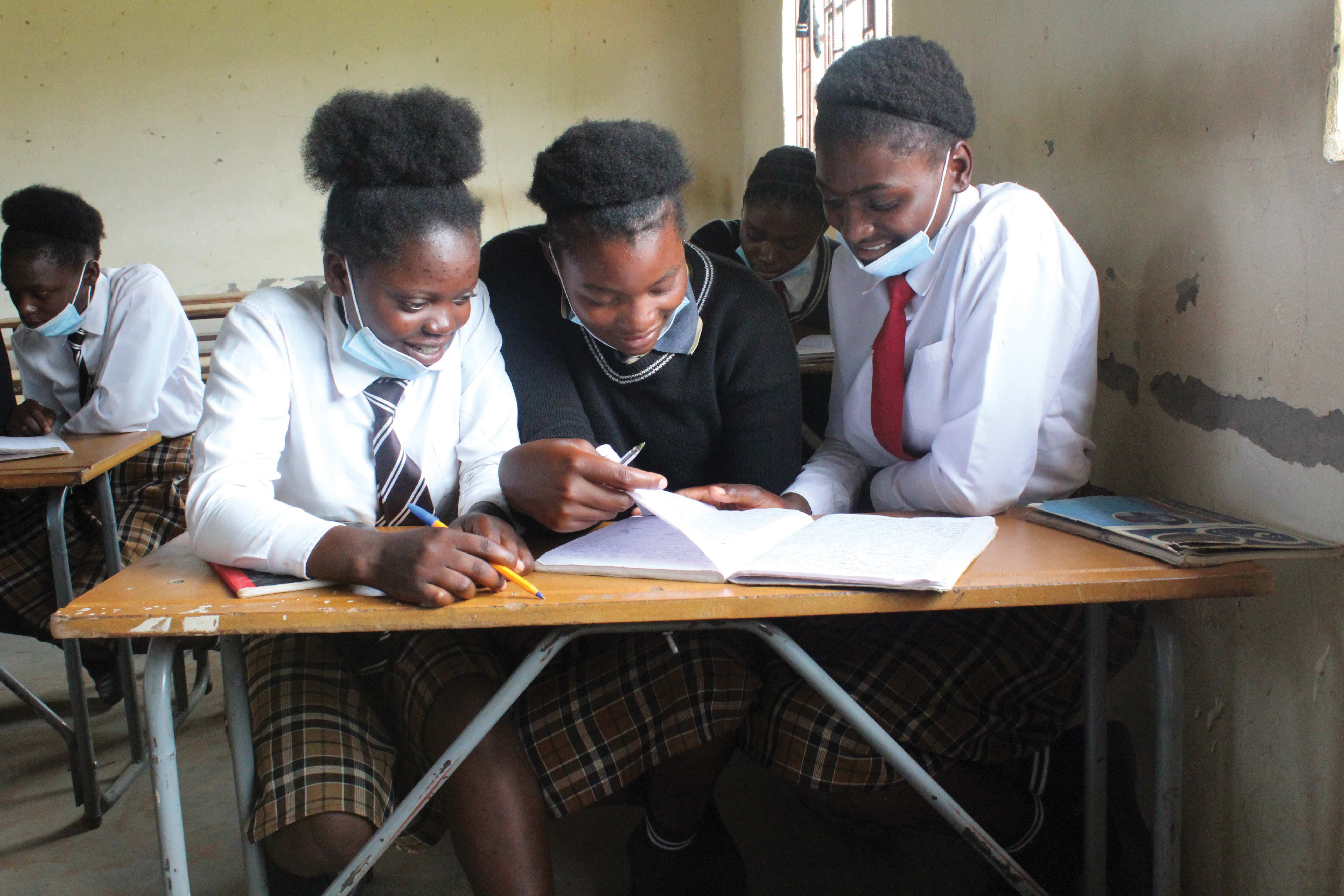 Mädchen gemeinsam in der Schule (Quelle: Kindernothilfe)