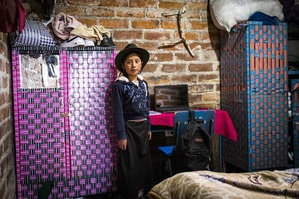 Ein Mädchen in seinem Zimmer mit zwei bunten Schränken, einem kleinen Schreibtisch und einem Bett (Quelle: Martin Bondzio) Ein Mädchen in seinem Zimmer mit zwei bunten Schränken, einem kleinen Schreibtisch und einem Bett (Quelle: Martin Bondzio)