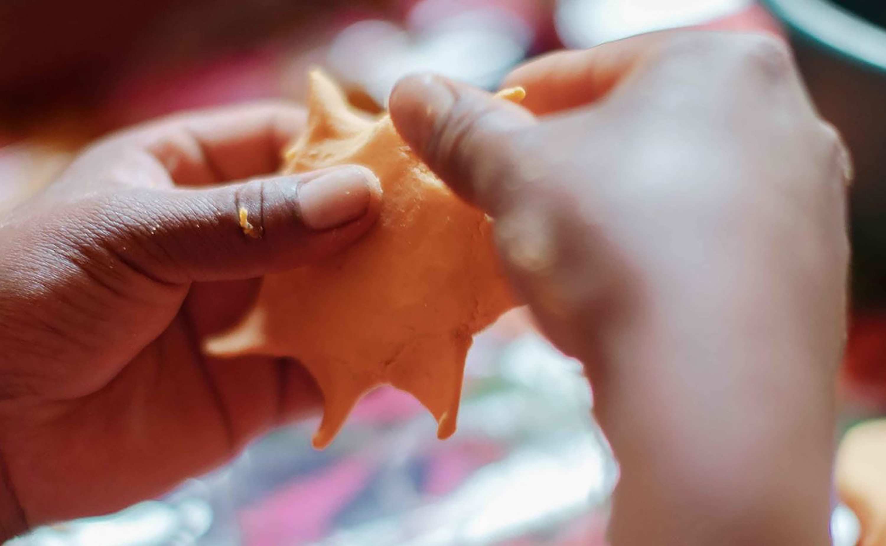 Kinder beim Plätzchen Backen
