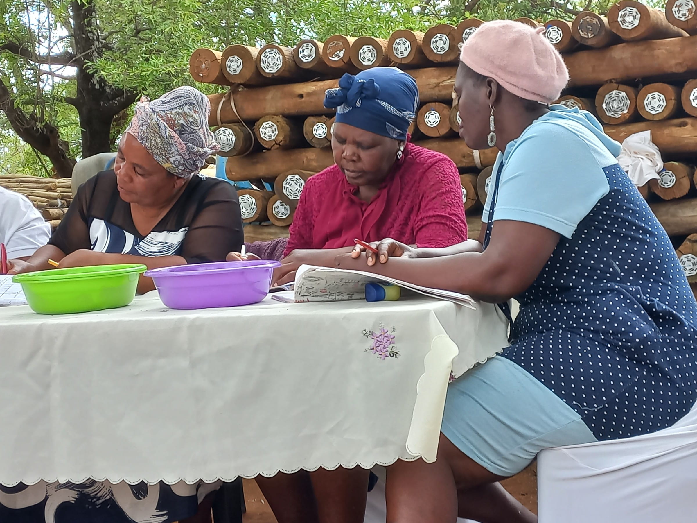 Frauen einer Selbsthilfegruppe in Südafrika (Quelle: Kindernothilfe-Partner) Frauen einer Selbsthilfegruppe in Südafrika (Quelle: Kindernothilfe-Partner)