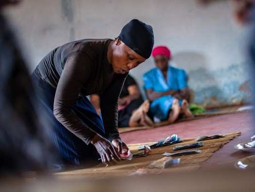 Die Frauen einer Selbsthilfegruppe in Südafrika machen Umsatz (Quelle: Kindernothilfe-Partner) Die Frauen einer Selbsthilfegruppe in Südafrika machen Umsatz (Quelle: Kindernothilfe-Partner)