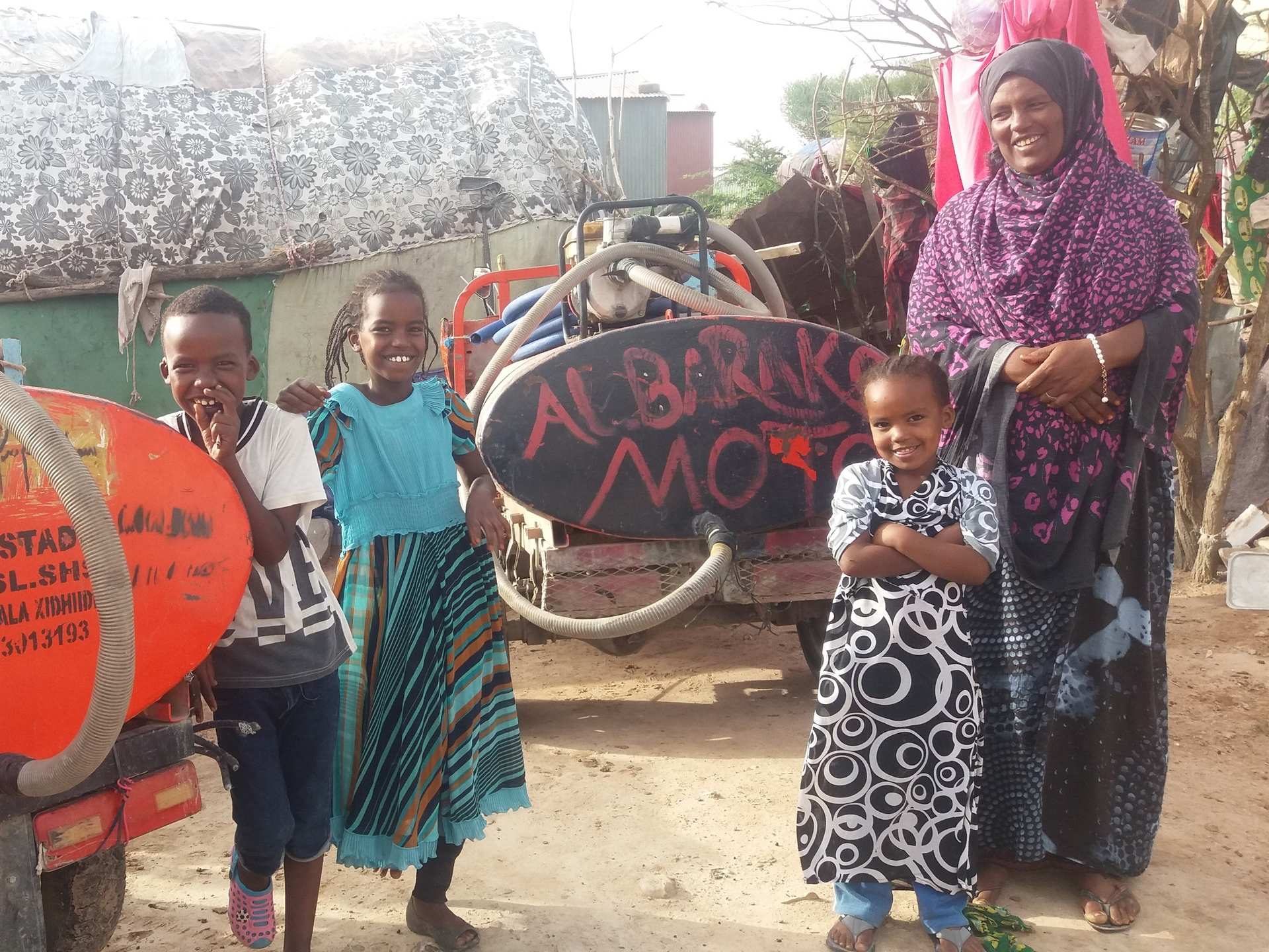 Mutter mit ihren drei Kindern in Somaliland. (Foto: Kindernothilfe)