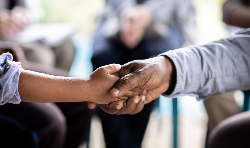 Eine Kinderhand schüttelt eine Erwachsenenhand (Quelle: Kindernothilfe) Eine Kinderhand schüttelt eine Erwachsenenhand (Quelle: Kindernothilfe)