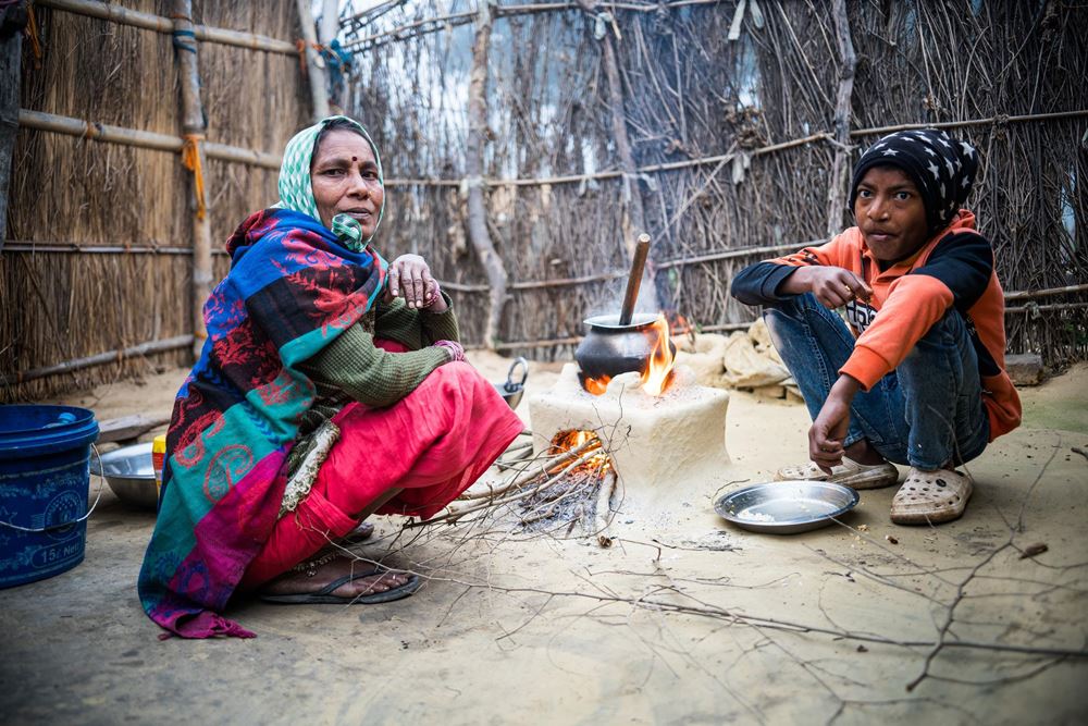 Anil und seine Mutter beim Frühstück. Die Familie ist auf das Einkommen des Jungen angewiesen. (Foto: Martin Bondzio) Anil und seine Mutter beim Frühstück. Die Familie ist auf das Einkommen des Jungen angewiesen. (Foto: Martin Bondzio)