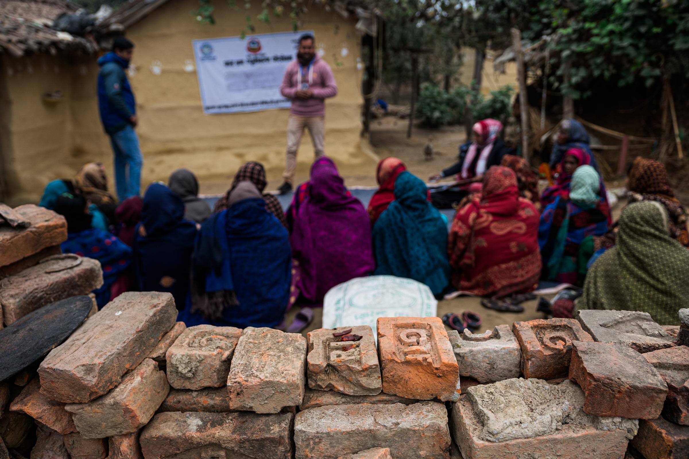 Die Frauen des Dorfs nehmen an einer Kinderrechtsschulung teil (Foto: Martin Bondzio)