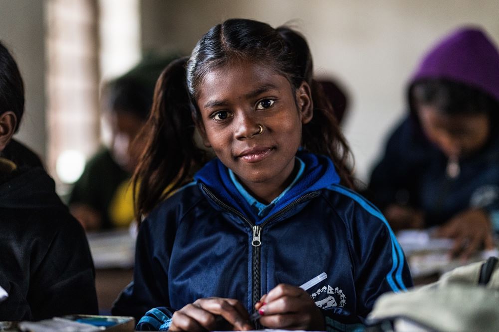 Gamya, ein Mädchen aus Nepal, ist froh, dass sie nicht mehr arbeiten muss. Die Schule macht ihr viel Freude. Auf dem Bild sitzt sie im Klassenraum und schaut in die Kamera. (Foto: Martin Bondzio) Gamya, ein Mädchen aus Nepal, ist froh, dass sie nicht mehr arbeiten muss. Die Schule macht ihr viel Freude. Auf dem Bild sitzt sie im Klassenraum und schaut in die Kamera. (Foto: Martin Bondzio)