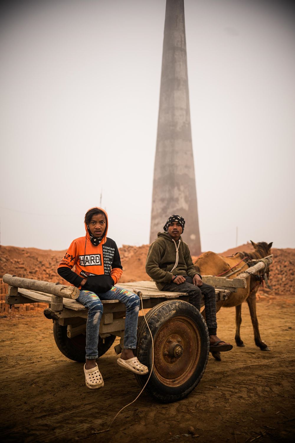 Anil und sein Freund Tej sitzen auf dem Pferdekarren und schauen in die Kamera. Sie sind ein eingespieltes Team in der Ziegelei. Anstatt zu arbeiten, würden sie lieber gemeinsam Fußball spielen. (Foto: Martin Bondzio) Anil und sein Freund Tej sitzen auf dem Pferdekarren und schauen in die Kamera. Sie sind ein eingespieltes Team in der Ziegelei. Anstatt zu arbeiten, würden sie lieber gemeinsam Fußball spielen. (Foto: Martin Bondzio)