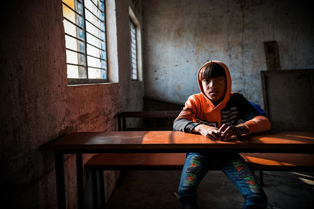 Anils größter Wunsch ist es, wieder zur Schule gehen zu dürfen. Auf dem Foto sieht man ihn, wie er in einem leeren Klassenraum an einem Tisch sitzt. (Fotos: Martin Bondzio) Anils größter Wunsch ist es, wieder zur Schule gehen zu dürfen. Auf dem Foto sieht man ihn, wie er in einem leeren Klassenraum an einem Tisch sitzt. (Fotos: Martin Bondzio)