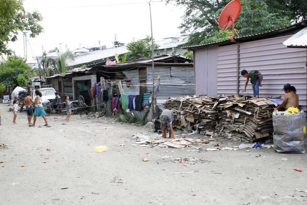 Kinder aus Honduras auf einer Schotterstraße vor den Wellblechhäusern (Quelle: Jürgen Schübelin/Kindernothilfe) Kinder aus Honduras auf einer Schotterstraße vor den Wellblechhäusern (Quelle: Jürgen Schübelin/Kindernothilfe)