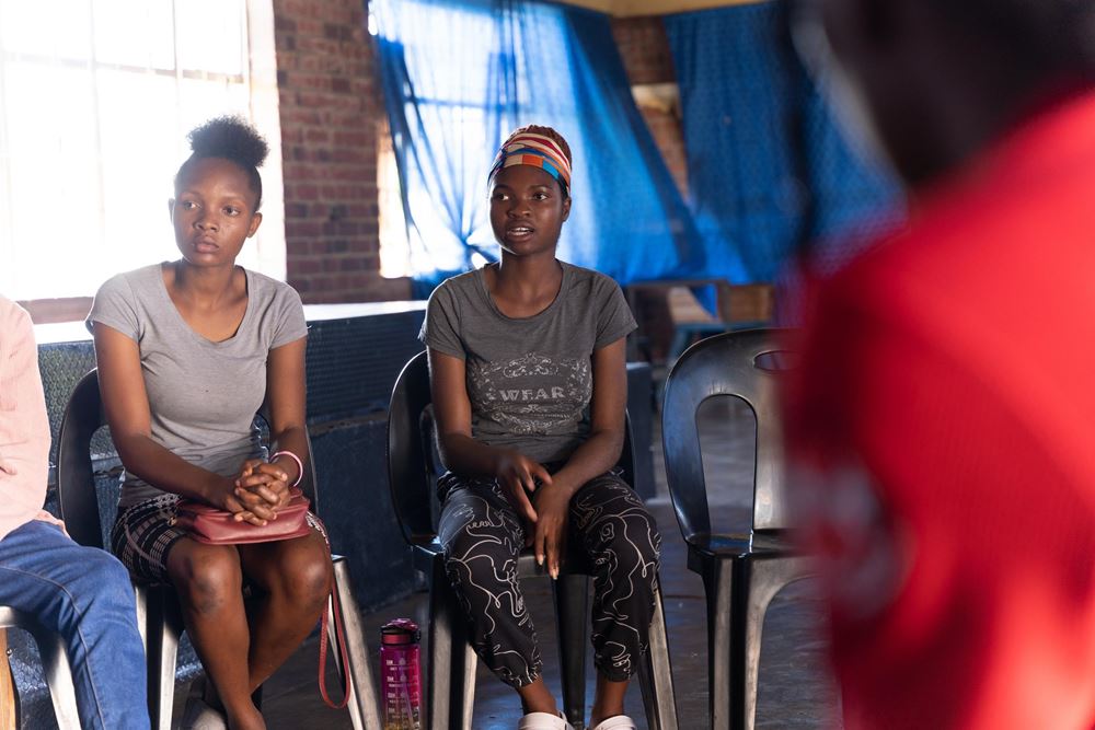 Malika (links) ist in der Riskmapping-Gruppe, die Beschwerden über die gefährlichen Busfahrten gesammelt haben (Foto: Christian Nusch) Malika (links) ist in der Riskmapping-Gruppe, die Beschwerden über die gefährlichen Busfahrten gesammelt haben (Foto: Christian Nusch)