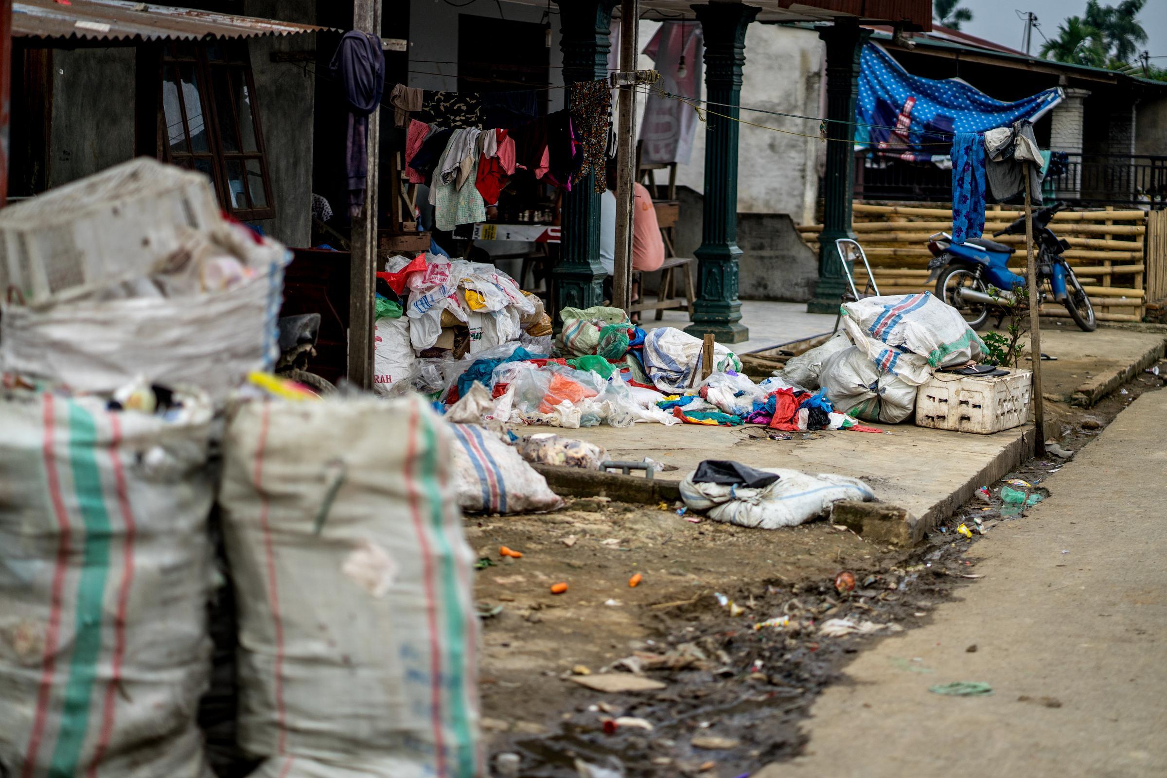 Müllberge vor den Häusern in Jakarte (Quelle: Lennart Zech/KNH)