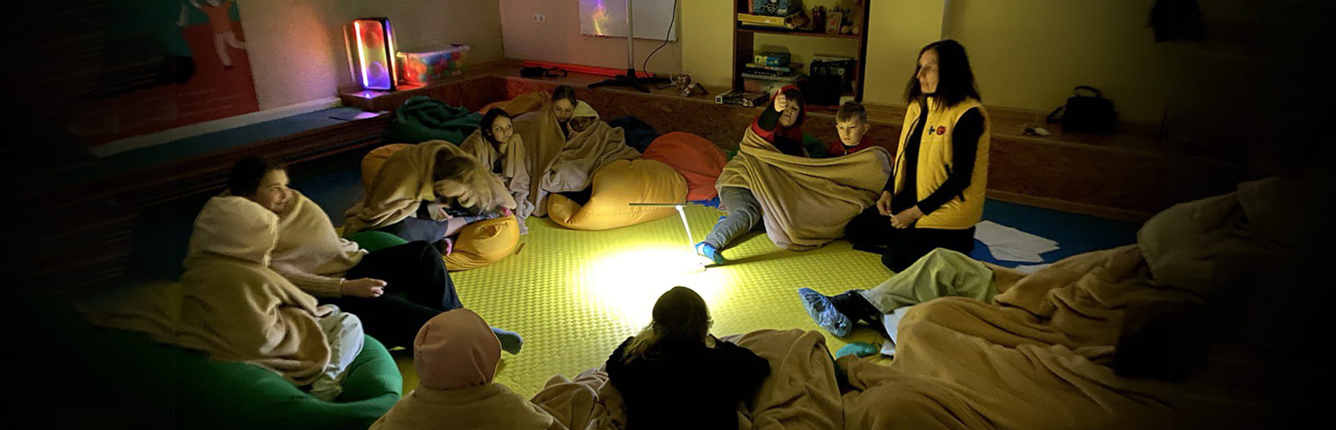 Kinder wärmen sich im Schutzraum mit Decken (Quelle NGO Girls)