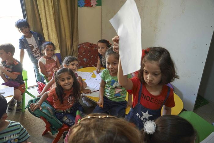 Eine Gruppe syrischer Kinder in einem Flüchtlingslager im Libanon spielt und malt. (Quelle: Ulrich Gernhardt) Eine Gruppe syrischer Kinder in einem Flüchtlingslager im Libanon spielt und malt. (Quelle: Ulrich Gernhardt)