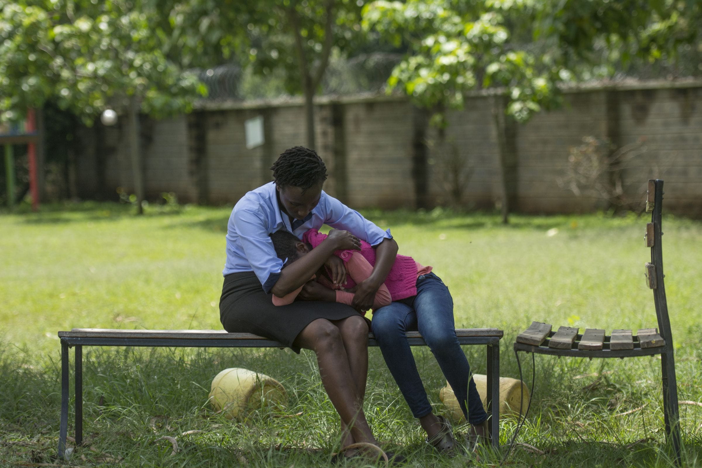 Eine Frau aus einem Schutzhaus in Kenia tröstet ein Mädchen. (Quelle: Christian Nusch)
