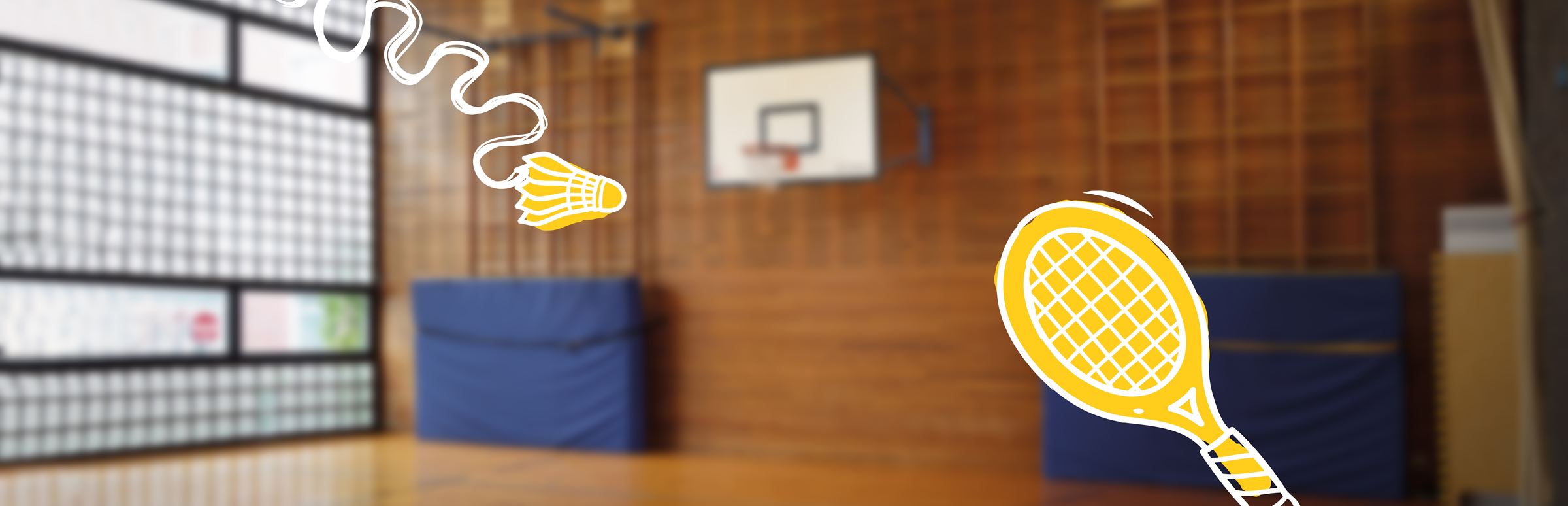 Symbolbild Turnhalle mit Basketballkorb und Federball