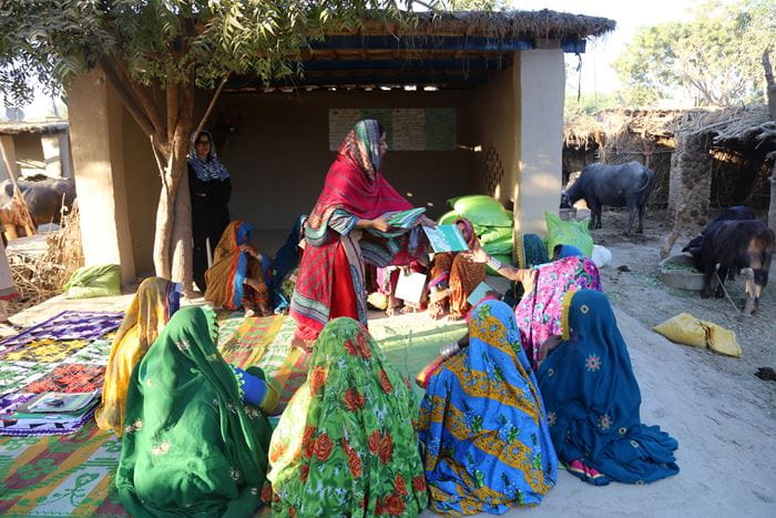 Eine Frauen-Selbsthilfegruppe in Pakistan sitzt auf dem Boden und spricht über gemeinsames Sparen. (Quelle: Kindernothilfe-Partner) Eine Frauen-Selbsthilfegruppe in Pakistan sitzt auf dem Boden und spricht über gemeinsames Sparen. (Quelle: Kindernothilfe-Partner)